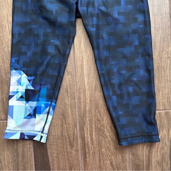Peloton x WITH Pyramid Color High Waist Crop Capri Leggings in Blue Sz L - Picture 3 of 8